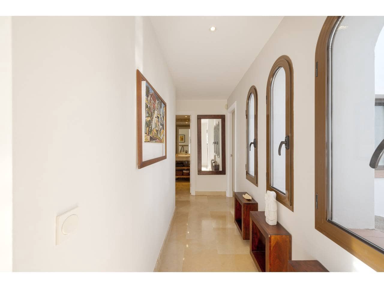 2 soveværelse Penthouse til salg i La Linea de la Concepcion med swimmingpool garage - € 550.000 (Ref: 9374996)