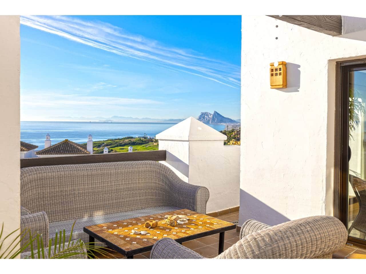 2 soveværelse Penthouse til salg i La Linea de la Concepcion med swimmingpool garage - € 550.000 (Ref: 9374996)