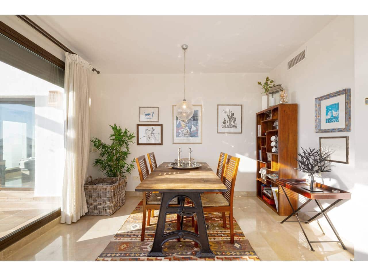 2 soveværelse Penthouse til salg i La Linea de la Concepcion med swimmingpool garage - € 550.000 (Ref: 9374996)