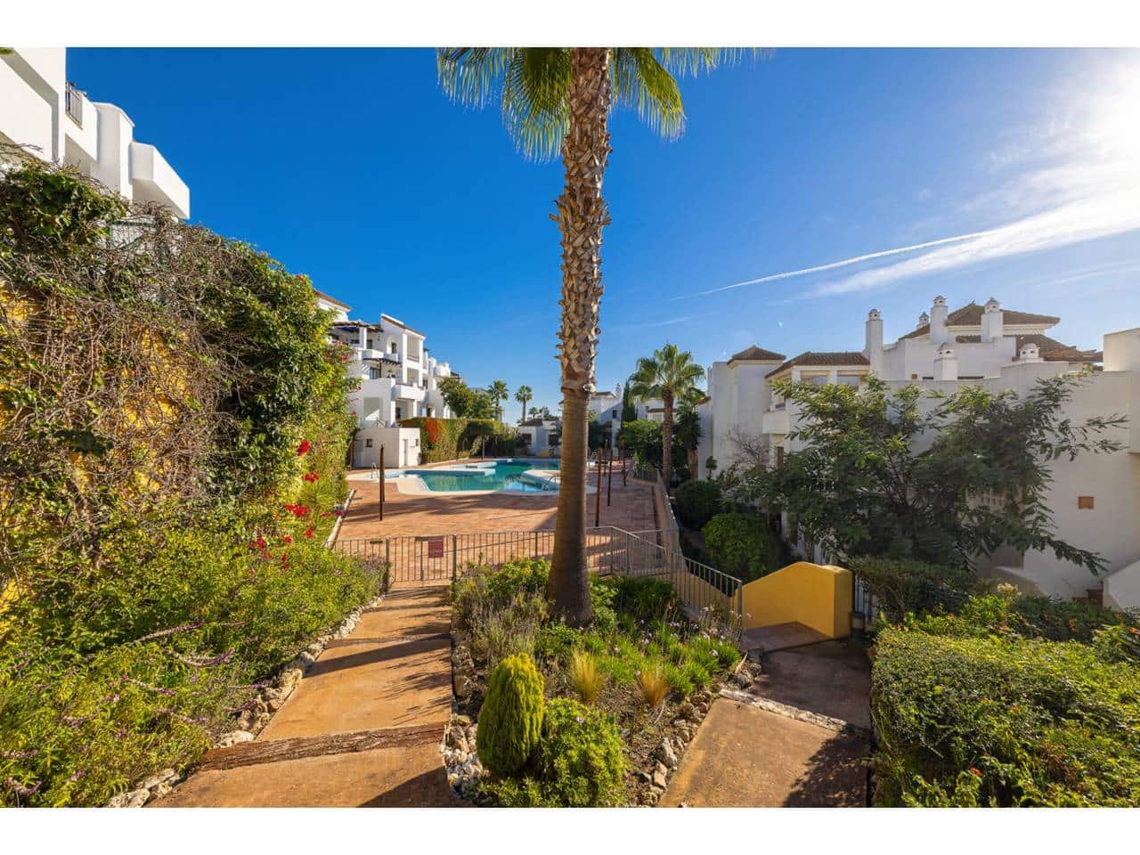 2 soveværelse Penthouse til salg i La Linea de la Concepcion med swimmingpool garage - € 550.000 (Ref: 9374996)