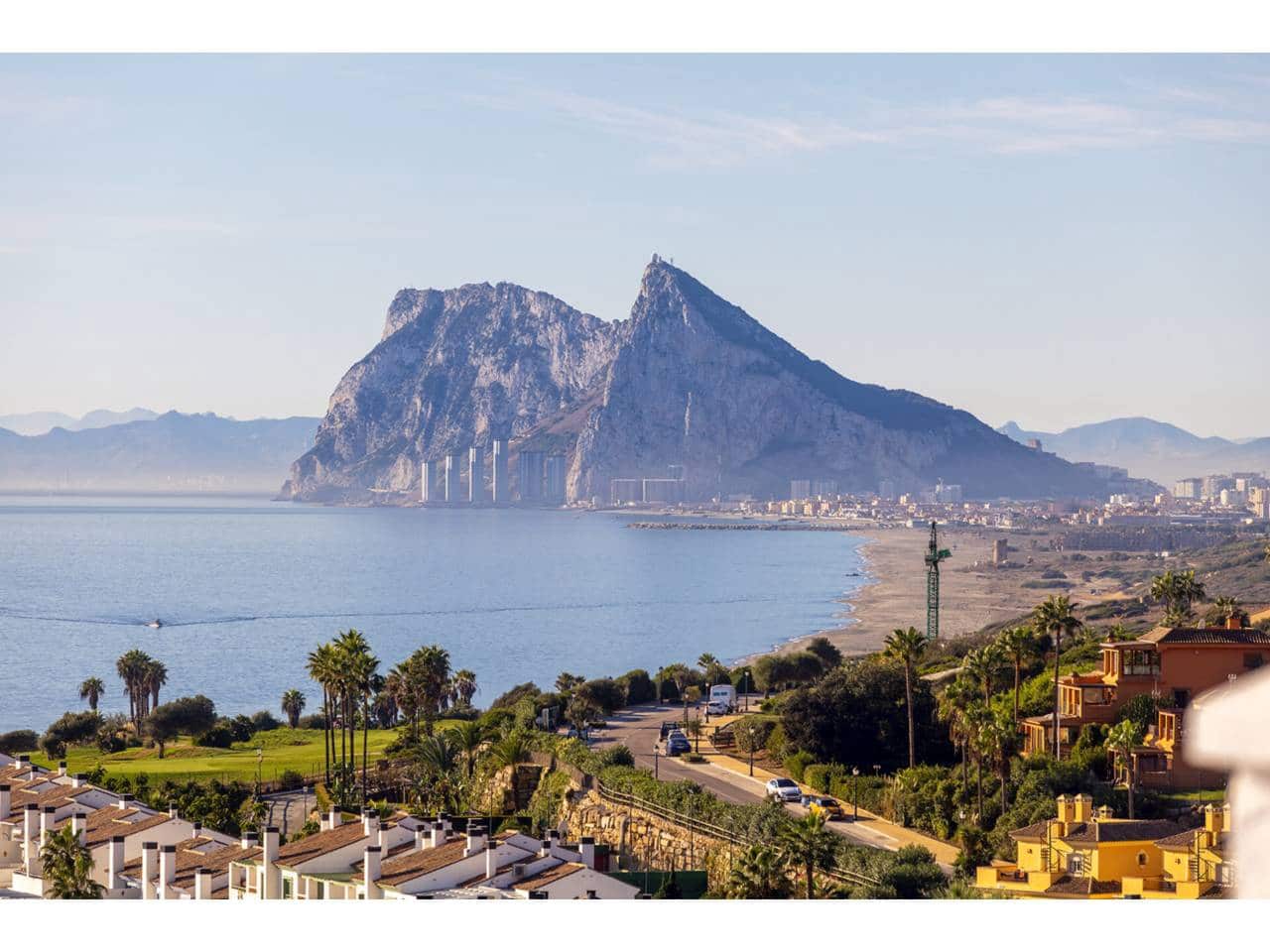 2 soveværelse Penthouse til salg i La Linea de la Concepcion med swimmingpool garage - € 550.000 (Ref: 9374996)