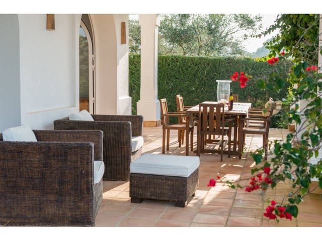 3 bedroom Villa for sale in Benalup with pool garage - € 650,000 (Ref: 9387560)