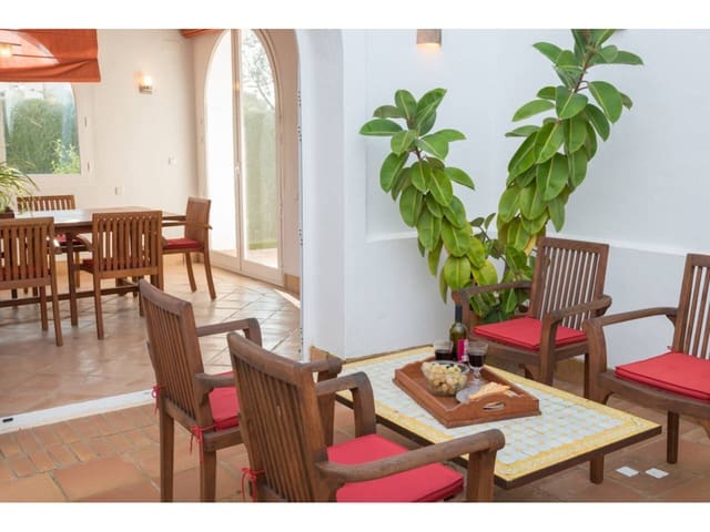 3 bedroom Villa for sale in Benalup with pool garage - € 650,000 (Ref: 9387560)