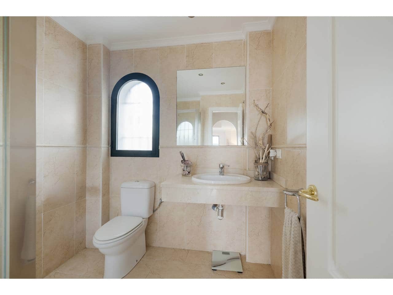 3 sypialnia Dom blizniak na sprzedaż w Manilva z basenem garażem - 549 000 € (Ref: 9400797)