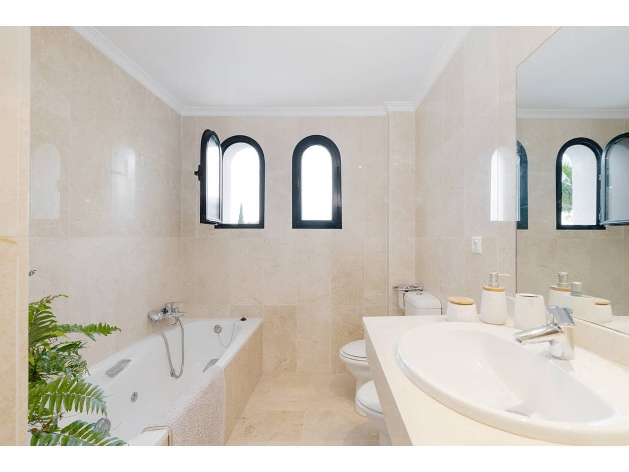 3 sypialnia Dom blizniak na sprzedaż w Manilva z basenem garażem - 549 000 € (Ref: 9400797)