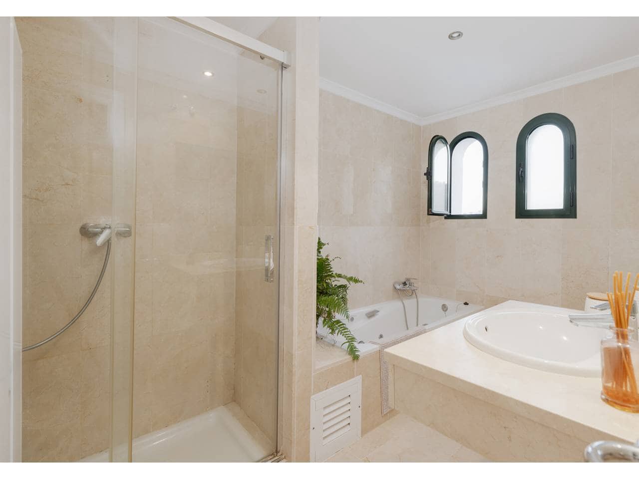 3 sypialnia Dom blizniak na sprzedaż w Manilva z basenem garażem - 549 000 € (Ref: 9400797)