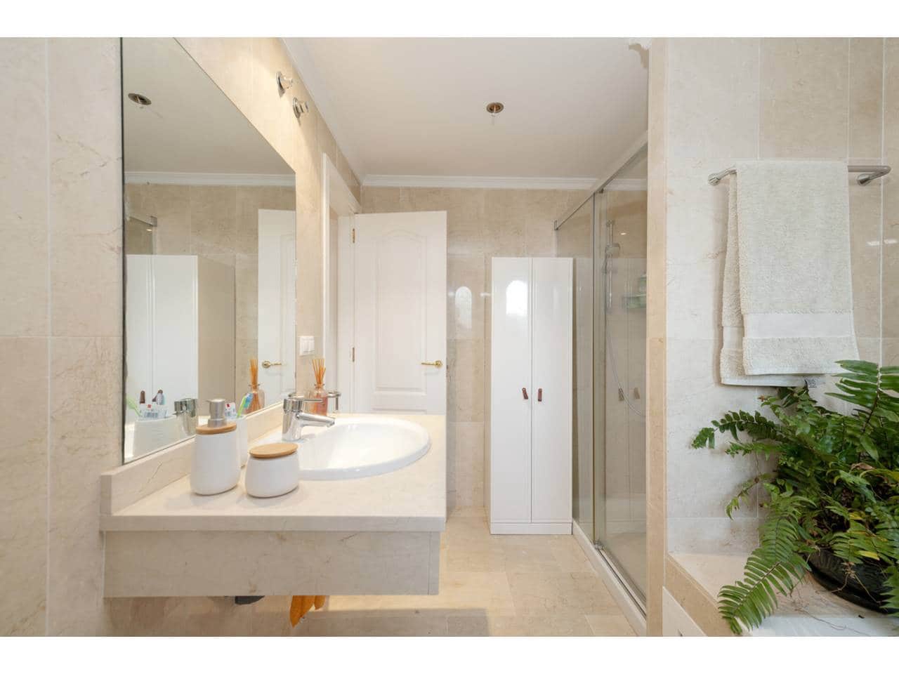 3 sypialnia Dom blizniak na sprzedaż w Manilva z basenem garażem - 549 000 € (Ref: 9400797)