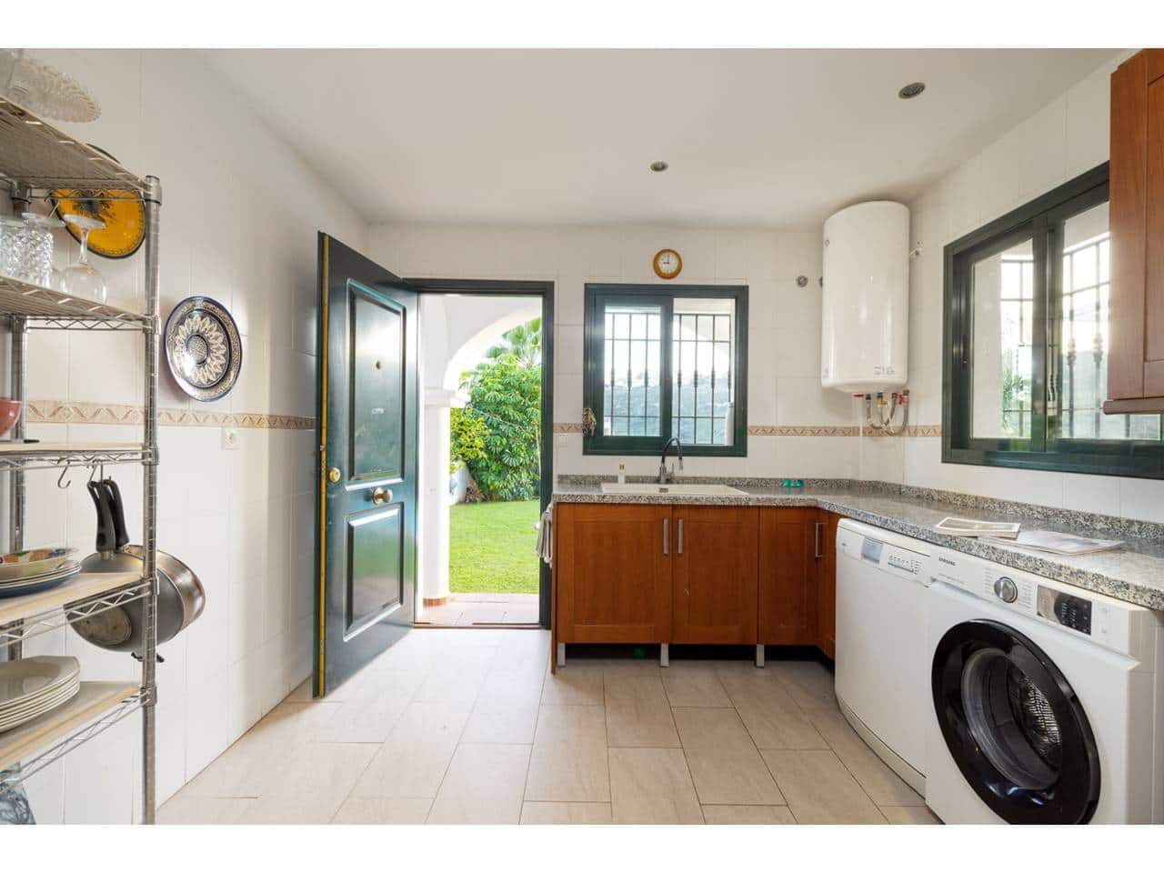 3 sypialnia Dom blizniak na sprzedaż w Manilva z basenem garażem - 549 000 € (Ref: 9400797)