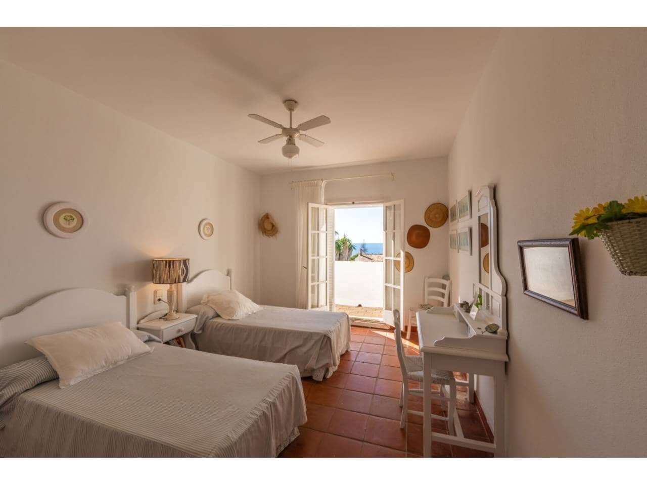 4 slaapkamer Villa te koop in Los Canos de Meca met zwembad garage - € 1.250.000 (Ref: 9433165)