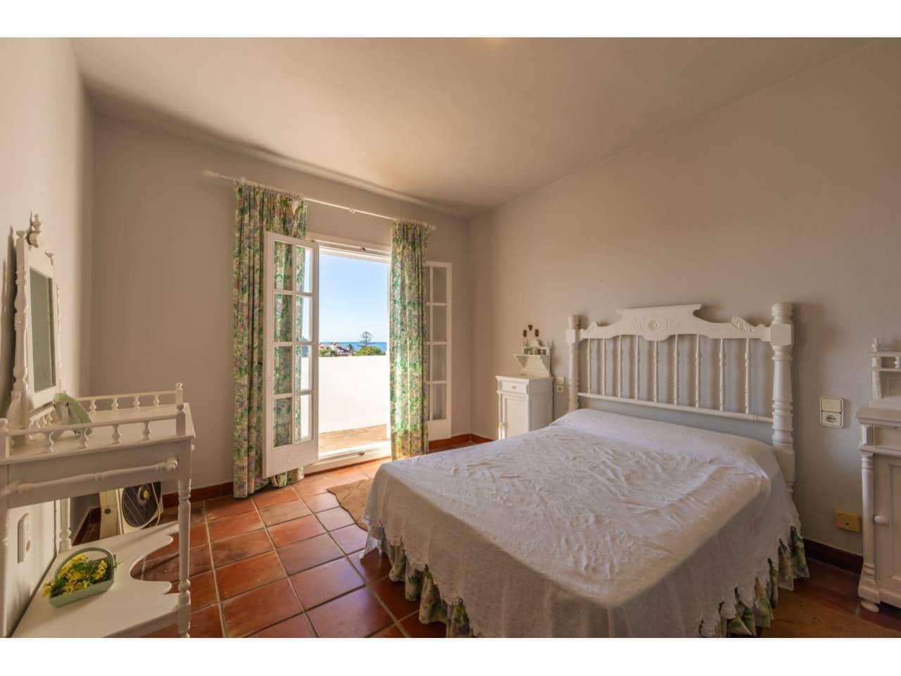 4 slaapkamer Villa te koop in Los Canos de Meca met zwembad garage - € 1.250.000 (Ref: 9433165)