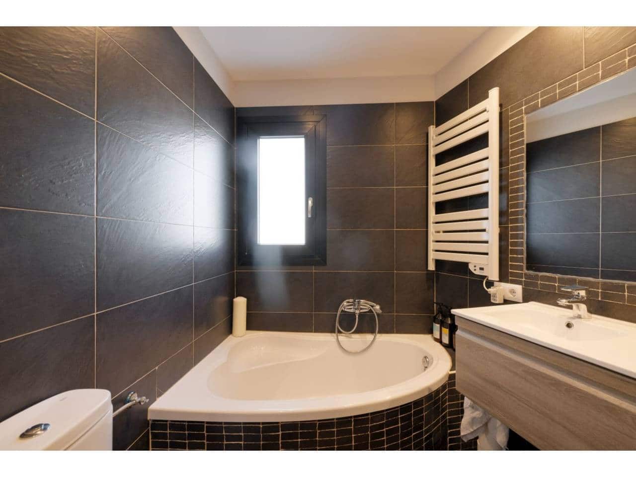 4 sypialnia Willa na sprzedaż w Algeciras z basenem garażem - 825 000 € (Ref: 9488122)