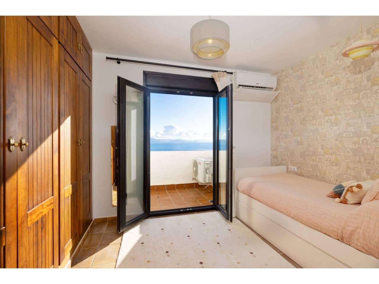 4 sypialnia Willa na sprzedaż w Algeciras z basenem garażem - 825 000 € (Ref: 9488122)