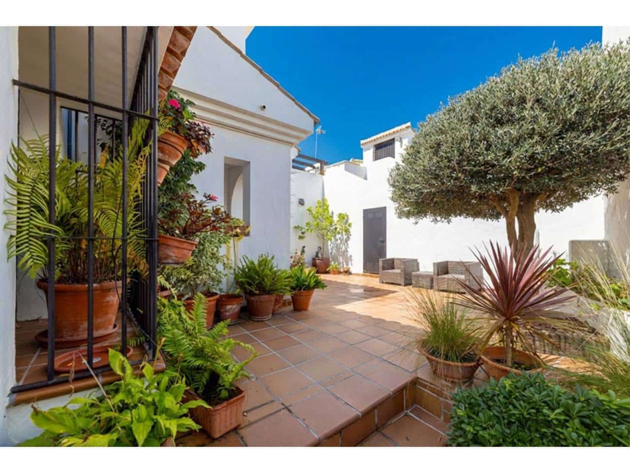 4 sypialnia Willa na sprzedaż w Algeciras z basenem garażem - 825 000 € (Ref: 9488122)