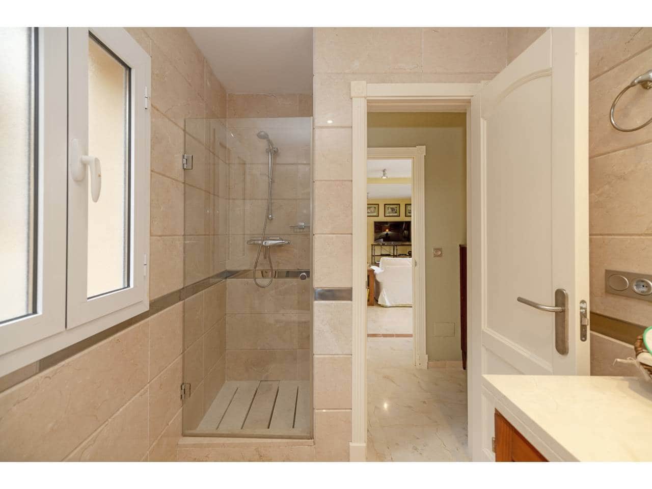 4 makuuhuone Huoneisto myytävänä paikassa Sotogrande mukana uima-altaan 
autotalli - 650 000 € (Ref: 9573682)