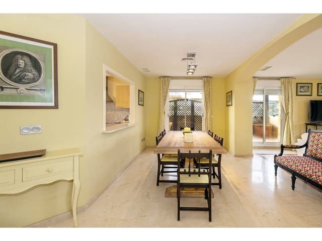 4 chambre Appartement à vendre à Sotogrande, San Roque avec piscine garage - 650 000 € (Ref: 9573682)