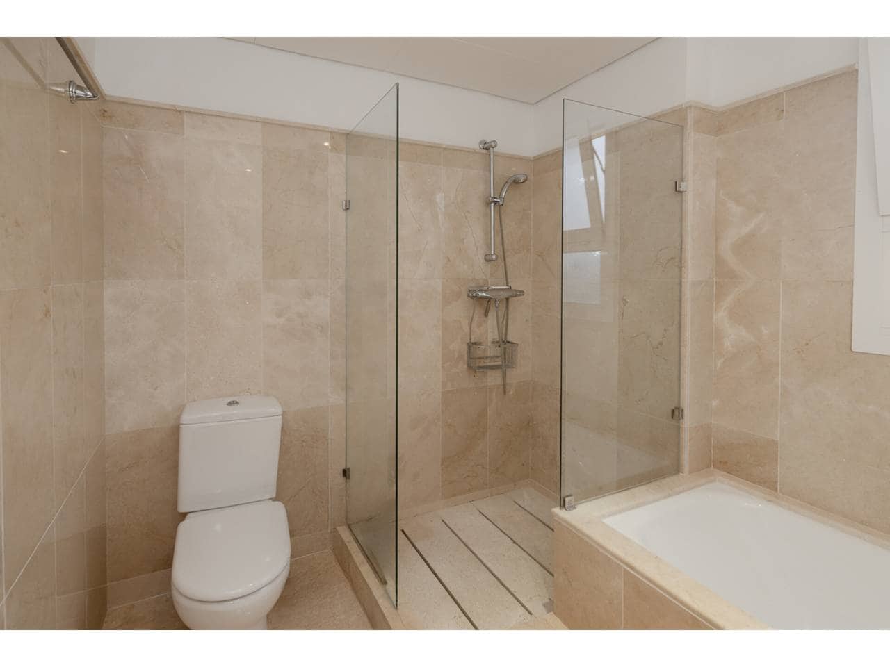 4 makuuhuone Huoneisto myytävänä paikassa Sotogrande mukana uima-altaan 
autotalli - 650 000 € (Ref: 9573682)