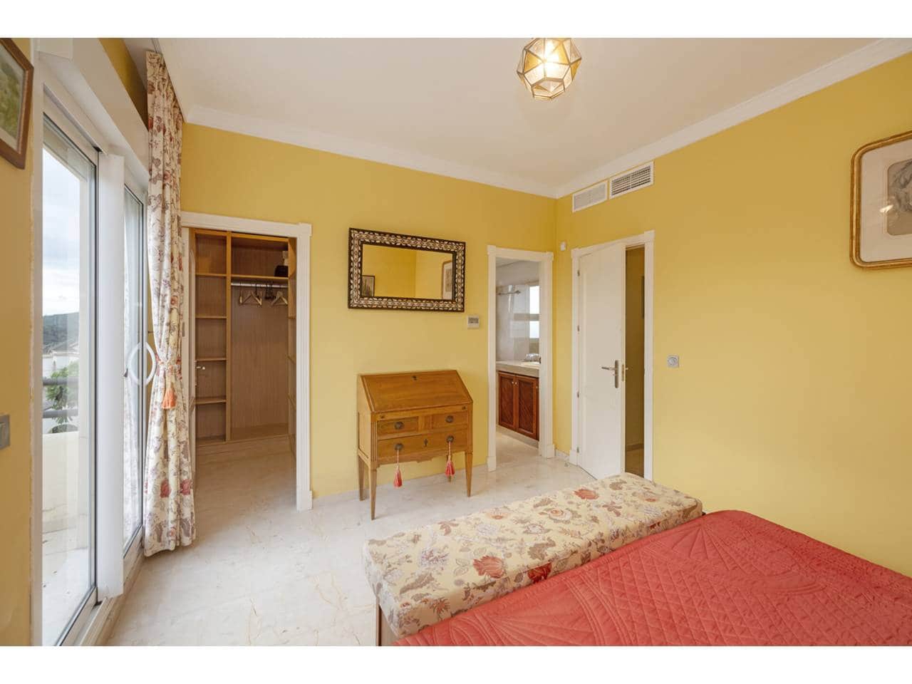 4 makuuhuone Huoneisto myytävänä paikassa Sotogrande mukana uima-altaan 
autotalli - 650 000 € (Ref: 9573682)