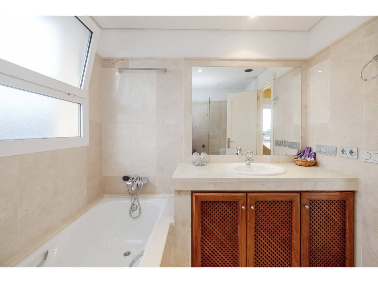 4 makuuhuone Huoneisto myytävänä paikassa Sotogrande mukana uima-altaan 
autotalli - 650 000 € (Ref: 9573682)