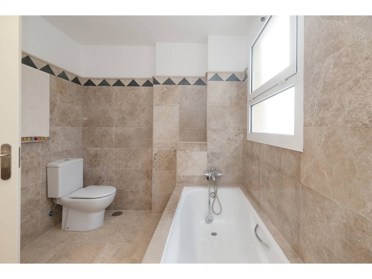 4 makuuhuone Huoneisto myytävänä paikassa Sotogrande mukana uima-altaan 
autotalli - 650 000 € (Ref: 9573682)