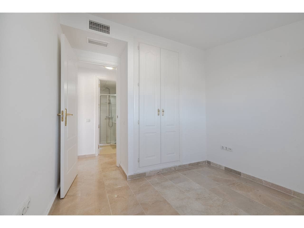 2 makuuhuone Kattohuoneisto myytävänä paikassa Manilva mukana uima-altaan 
autotalli - 280 000 € (Ref: 9627130)