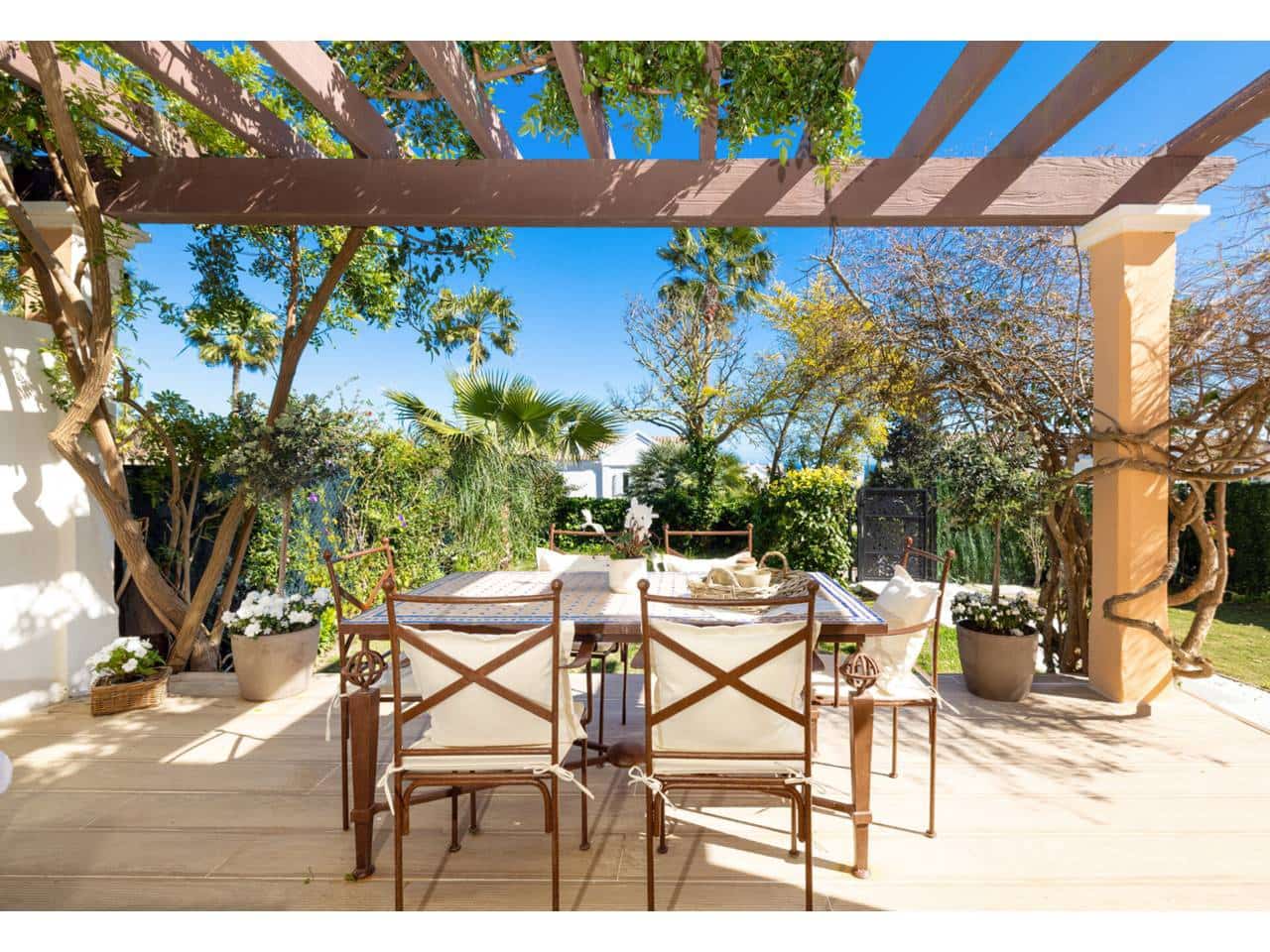 3 bedroom Townhouse for sale in La Alcaidesa with pool garage - € 620,000 (Ref: 9700316)