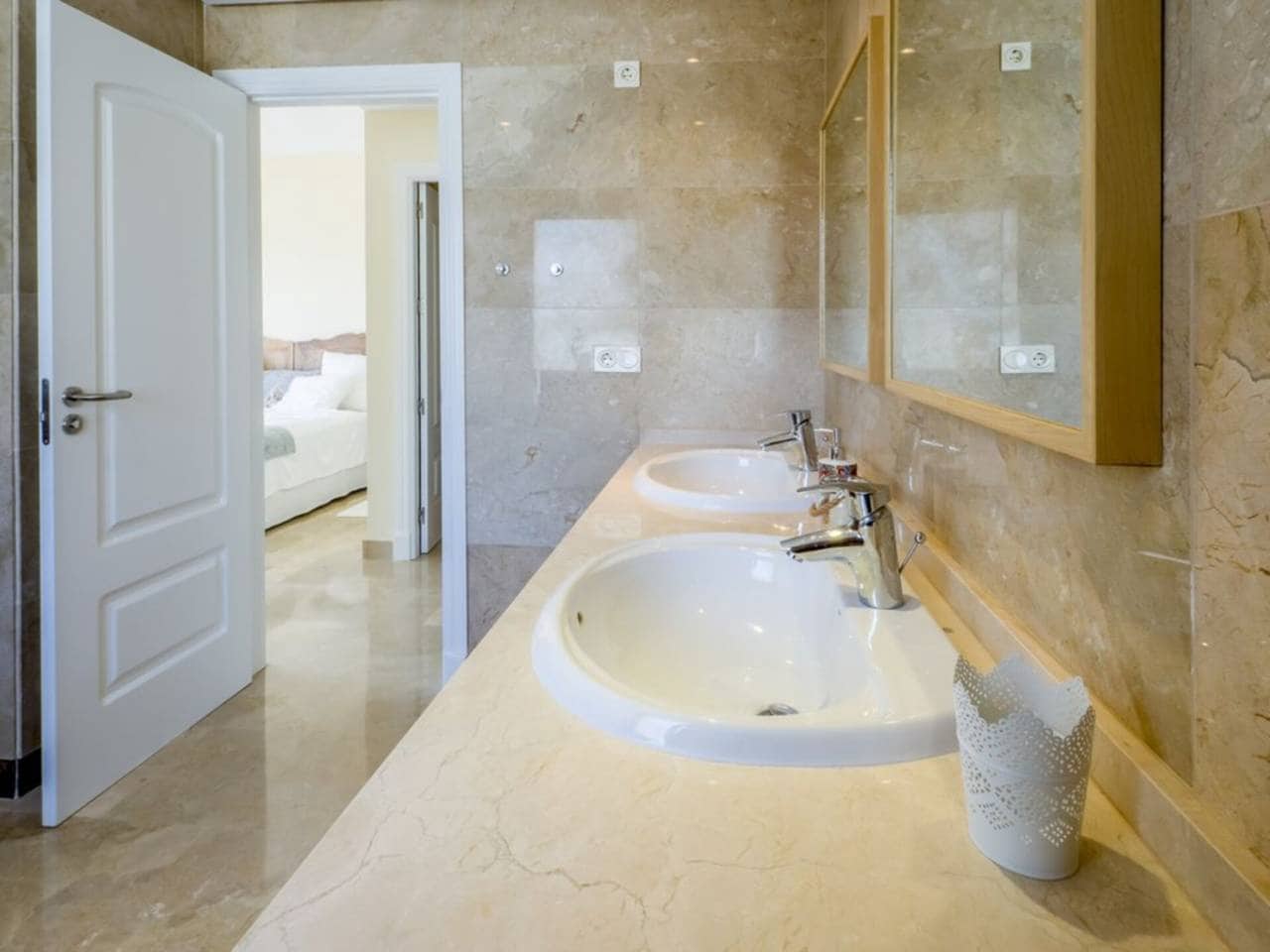 4 quarto Casa em Banda para venda em La Alcaidesa com piscina garagem - 630 000 € (Ref: 9788091)