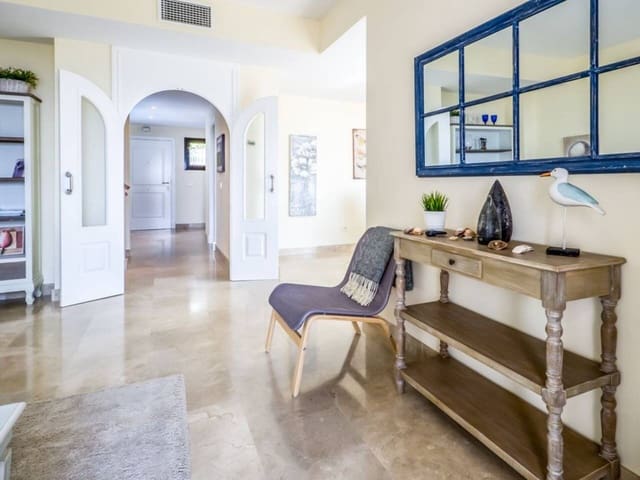 4 quarto Casa em Banda para venda em La Alcaidesa com piscina garagem - 630 000 € (Ref: 9788091)