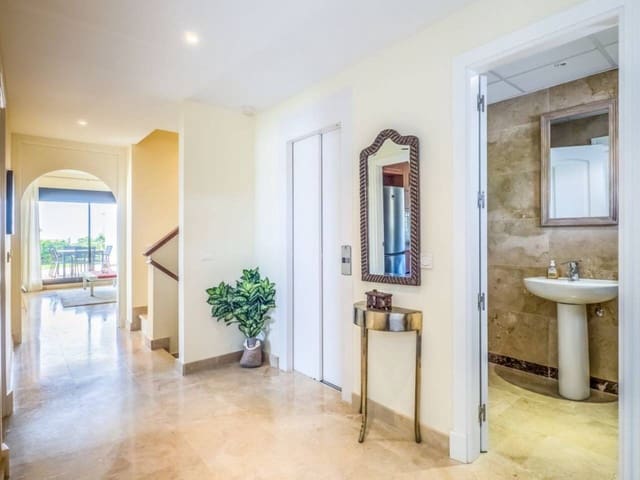 4 quarto Casa em Banda para venda em La Alcaidesa com piscina garagem - 630 000 € (Ref: 9788091)