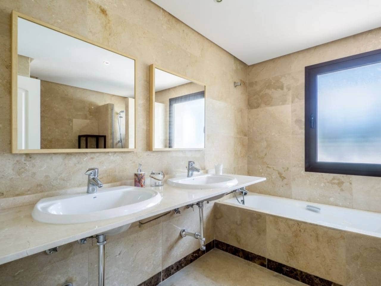 4 quarto Casa em Banda para venda em La Alcaidesa com piscina garagem - 630 000 € (Ref: 9788091)