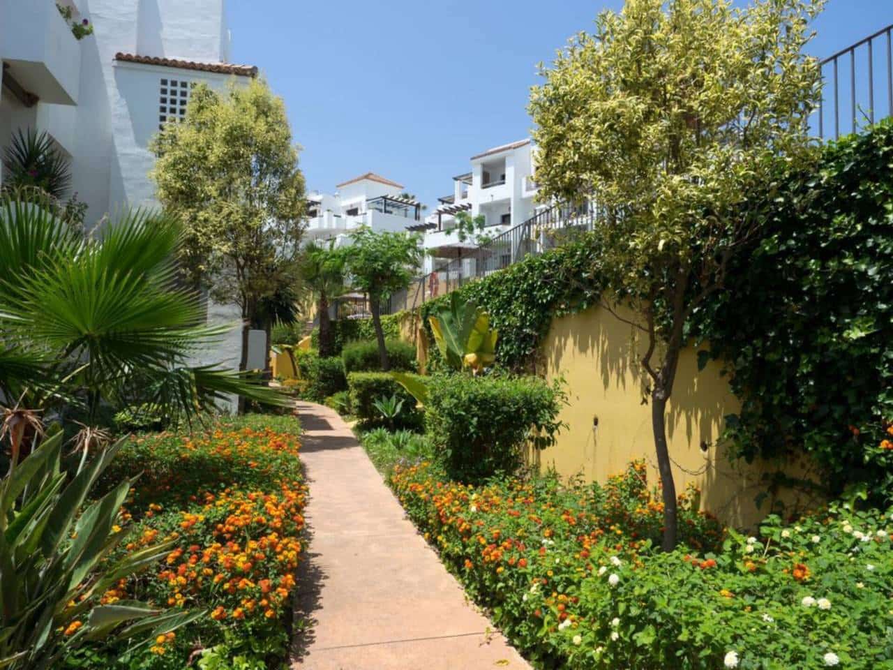 4 quarto Casa em Banda para venda em La Alcaidesa com piscina garagem - 630 000 € (Ref: 9788091)