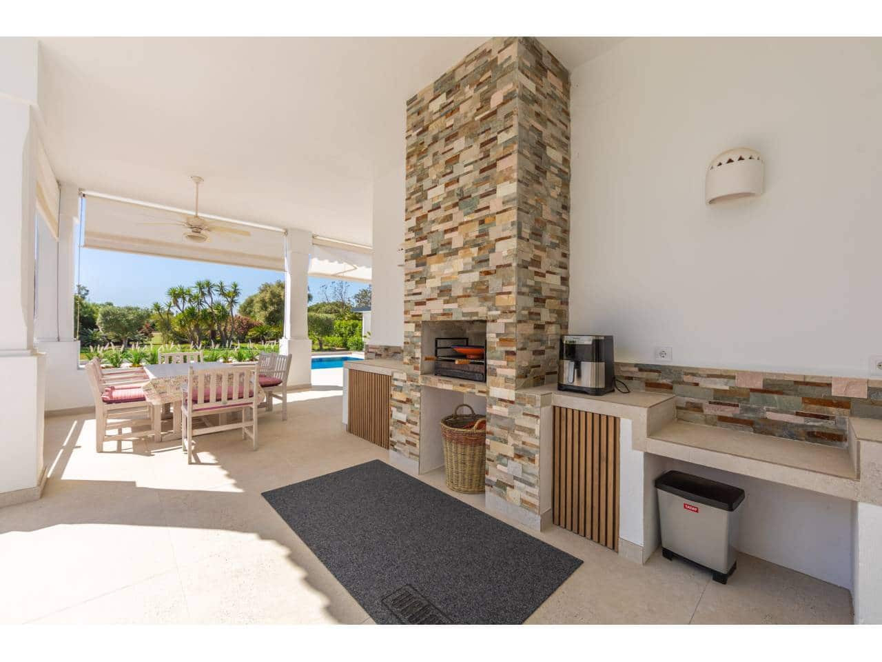 4 bedroom Villa for sale in Benalup with pool garage - € 700,000 (Ref: 9844775)
