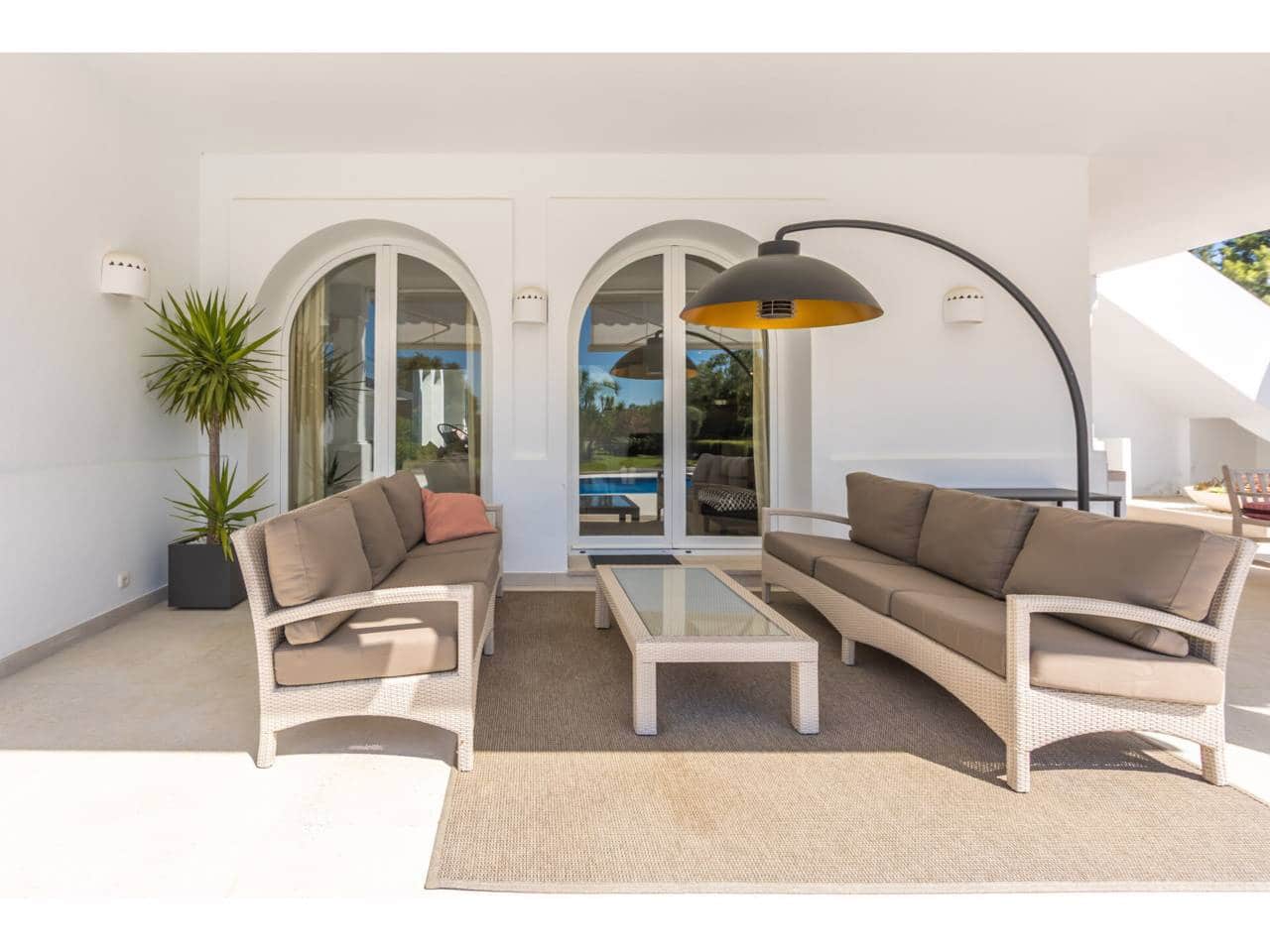 4 bedroom Villa for sale in Benalup with pool garage - € 700,000 (Ref: 9844775)