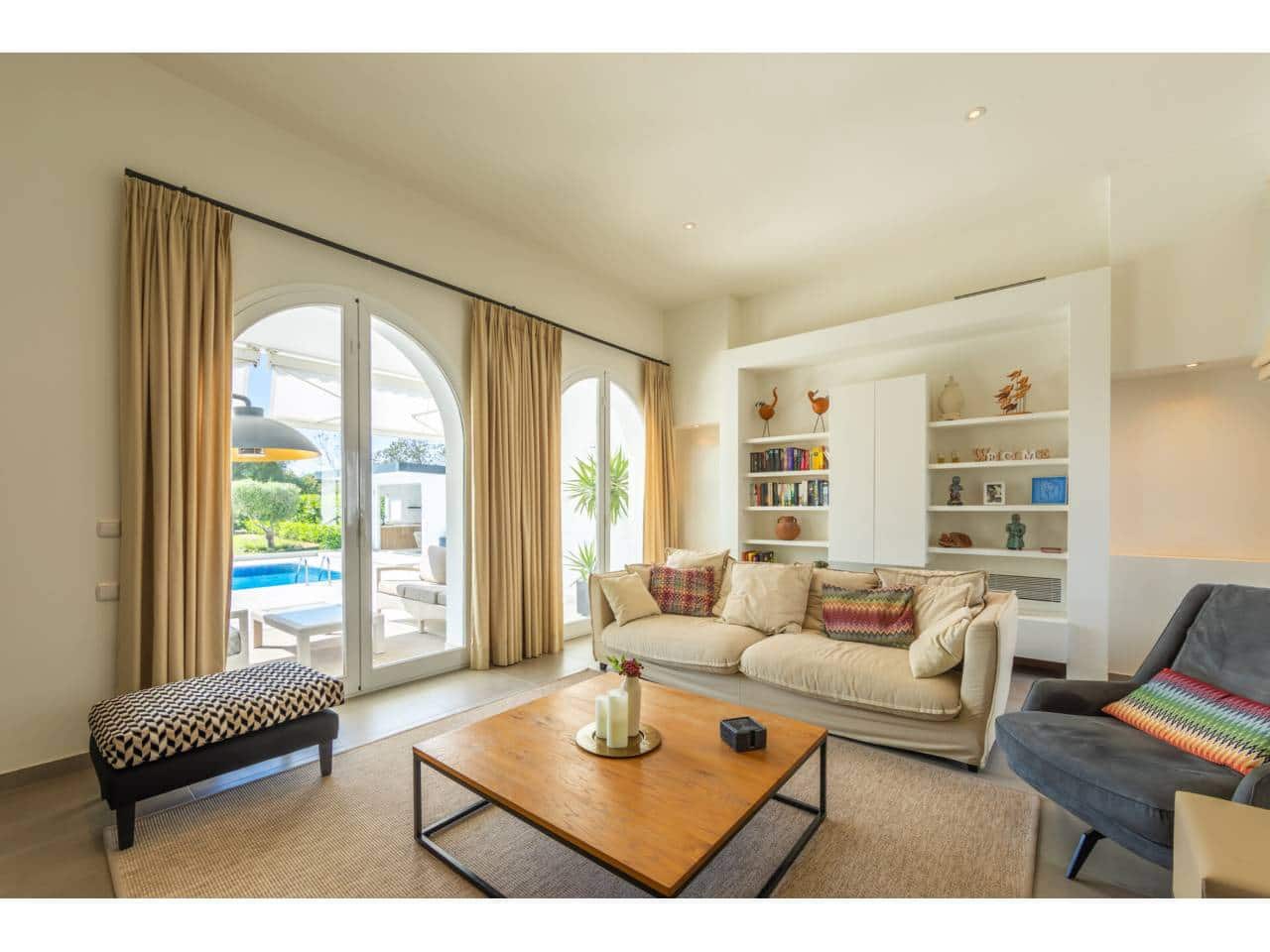 4 bedroom Villa for sale in Benalup with pool garage - € 700,000 (Ref: 9844775)