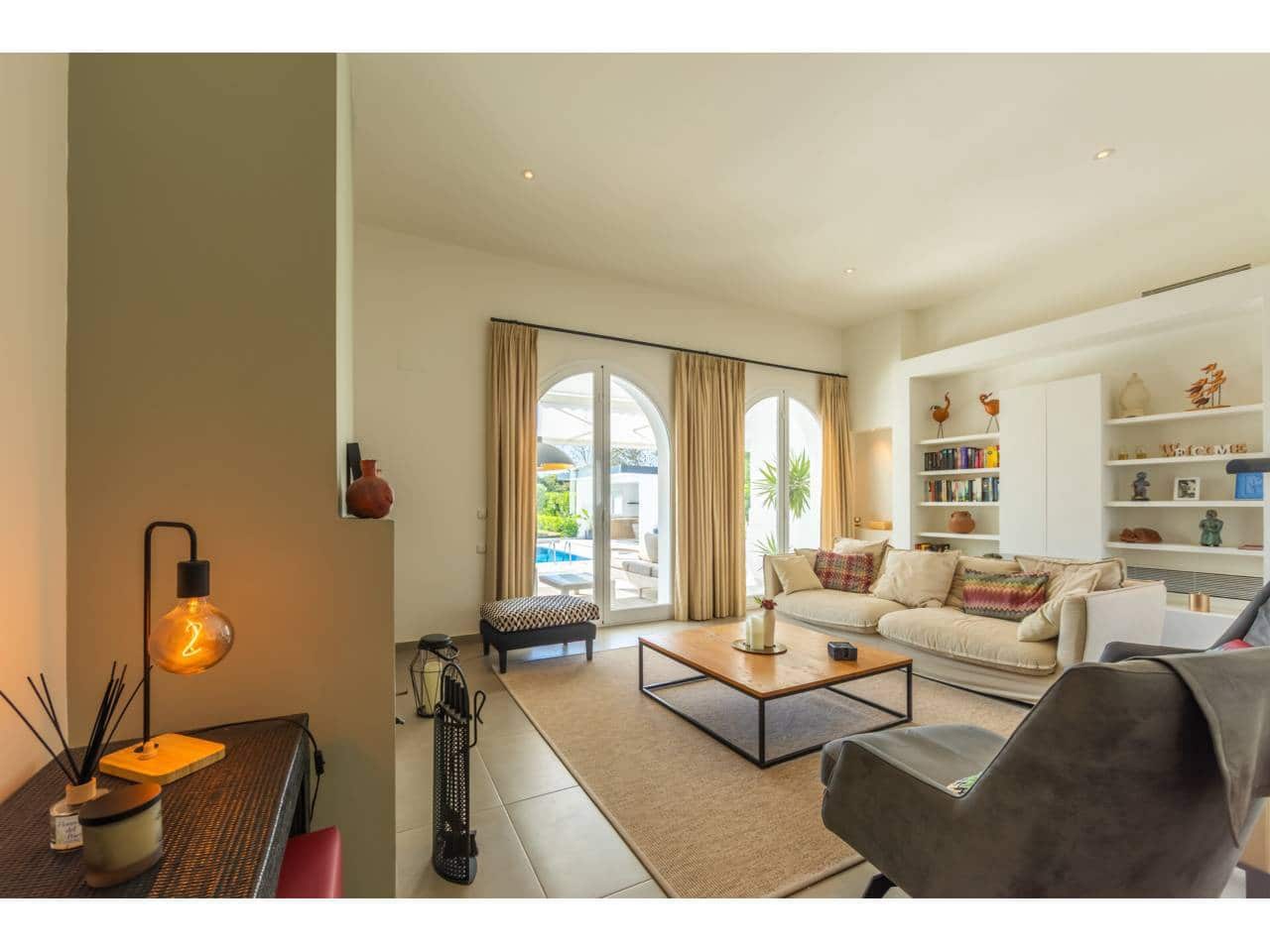 4 bedroom Villa for sale in Benalup with pool garage - € 700,000 (Ref: 9844775)