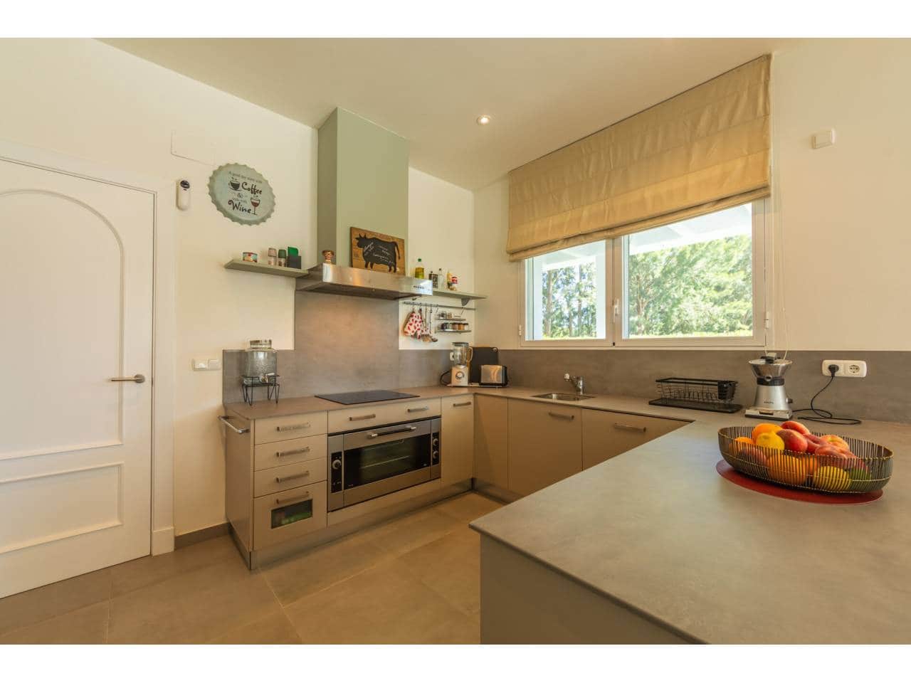 4 bedroom Villa for sale in Benalup with pool garage - € 700,000 (Ref: 9844775)