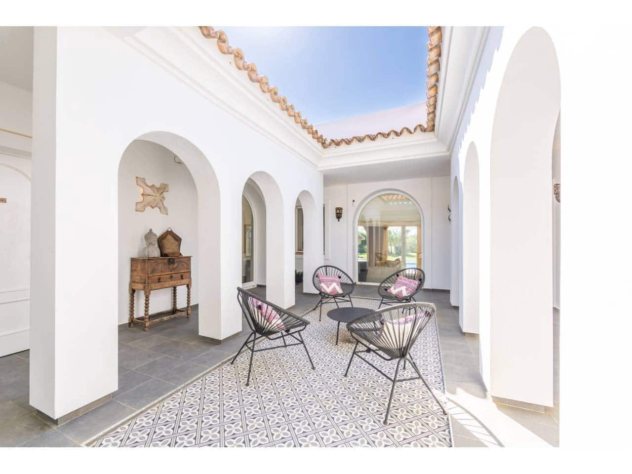 4 bedroom Villa for sale in Benalup with pool garage - € 700,000 (Ref: 9844775)