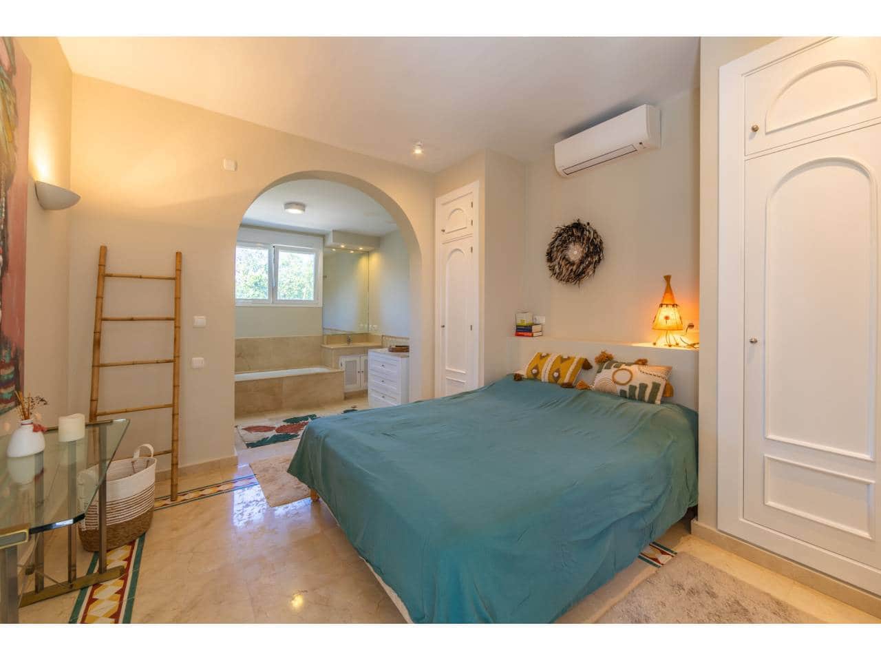 4 bedroom Villa for sale in Benalup with pool garage - € 700,000 (Ref: 9844775)
