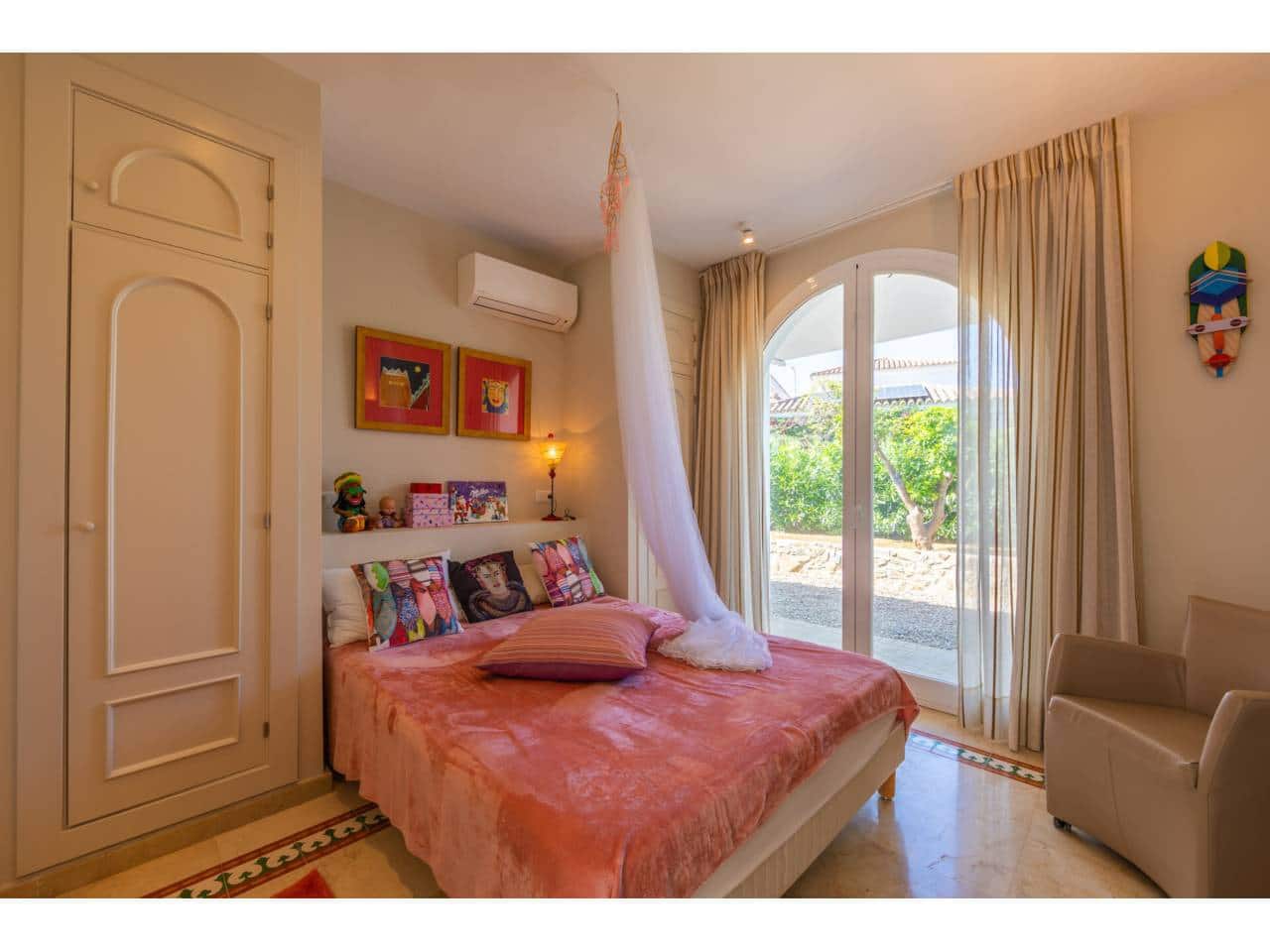 4 bedroom Villa for sale in Benalup with pool garage - € 700,000 (Ref: 9844775)