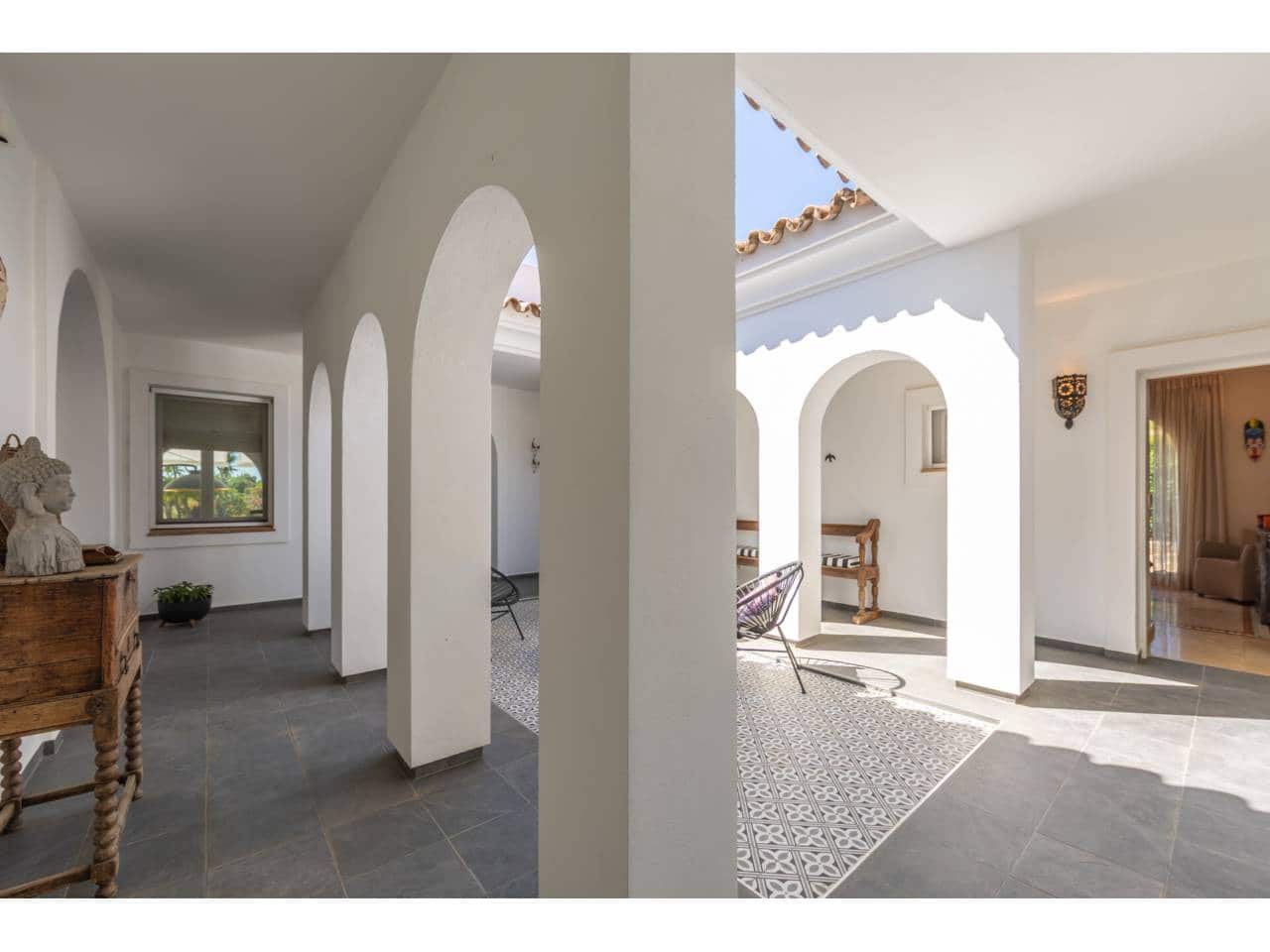 4 bedroom Villa for sale in Benalup with pool garage - € 700,000 (Ref: 9844775)