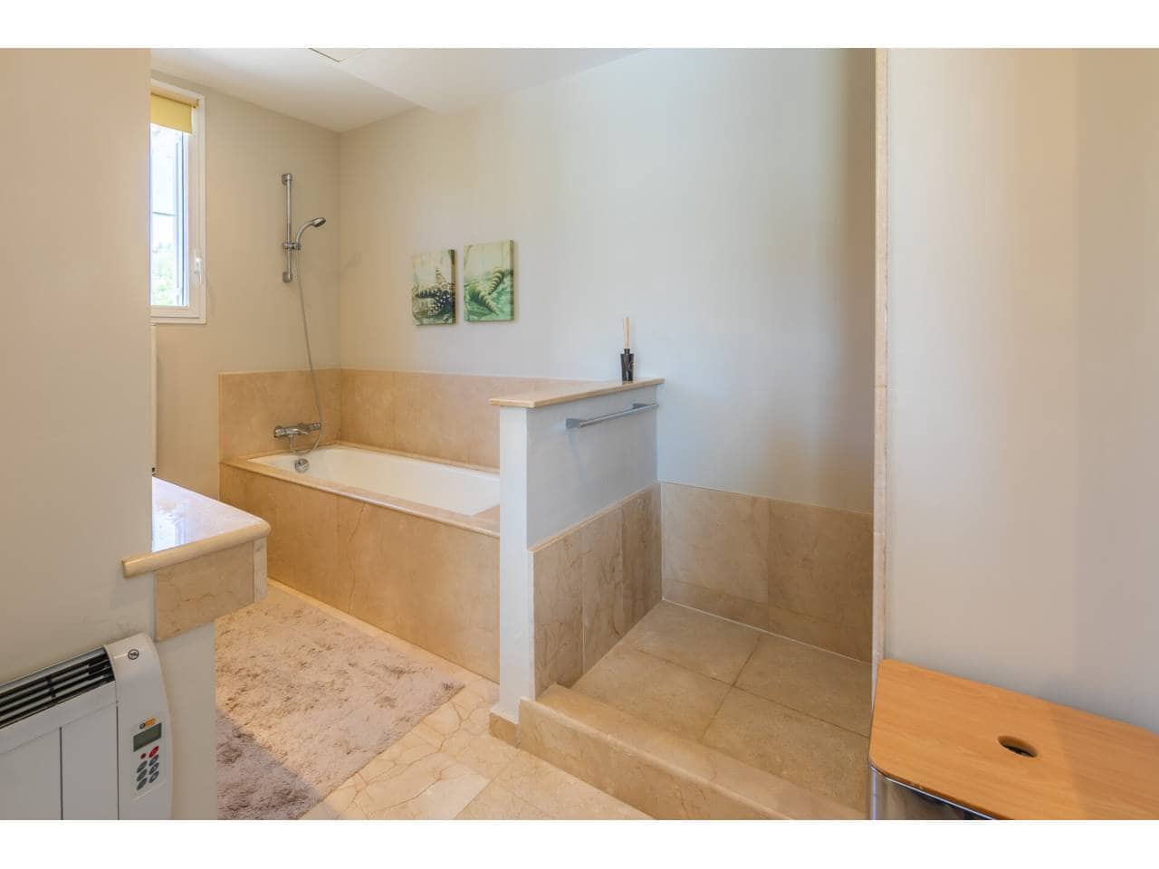 4 bedroom Villa for sale in Benalup with pool garage - € 700,000 (Ref: 9844775)