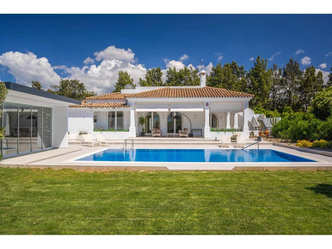 4 bedroom Villa for sale in Benalup with pool garage - € 700,000 (Ref: 9844775)