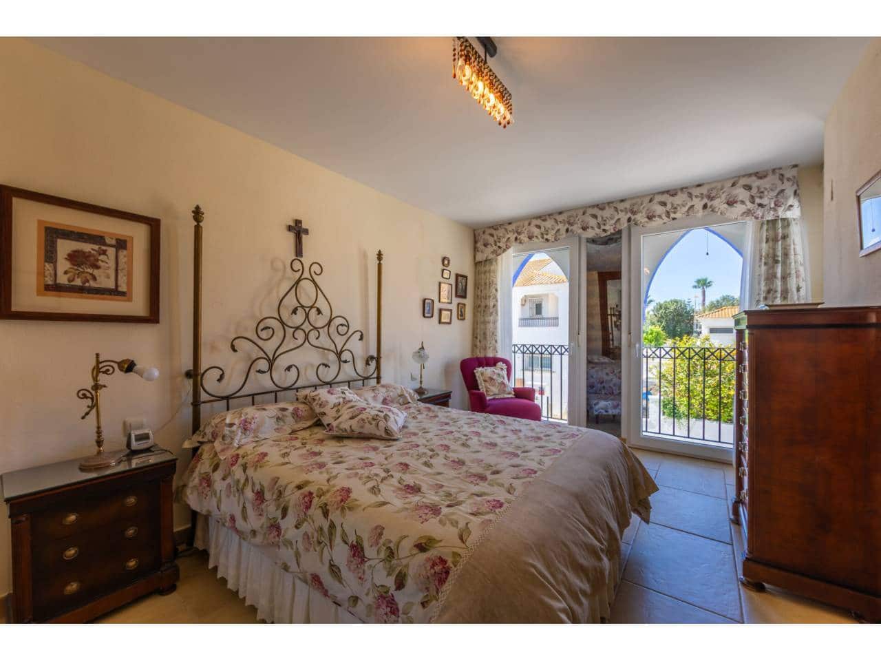 4 soverom Kjedet enebolig til salgs i Zahara de los Atunes med garasje - € 650 000 (Ref: 9848932)
