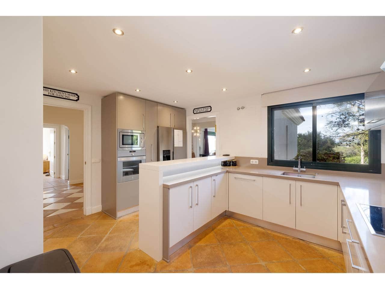 4 bedroom Villa for sale in Sotogrande with pool garage - € 1,698,000 (Ref: 9859020)