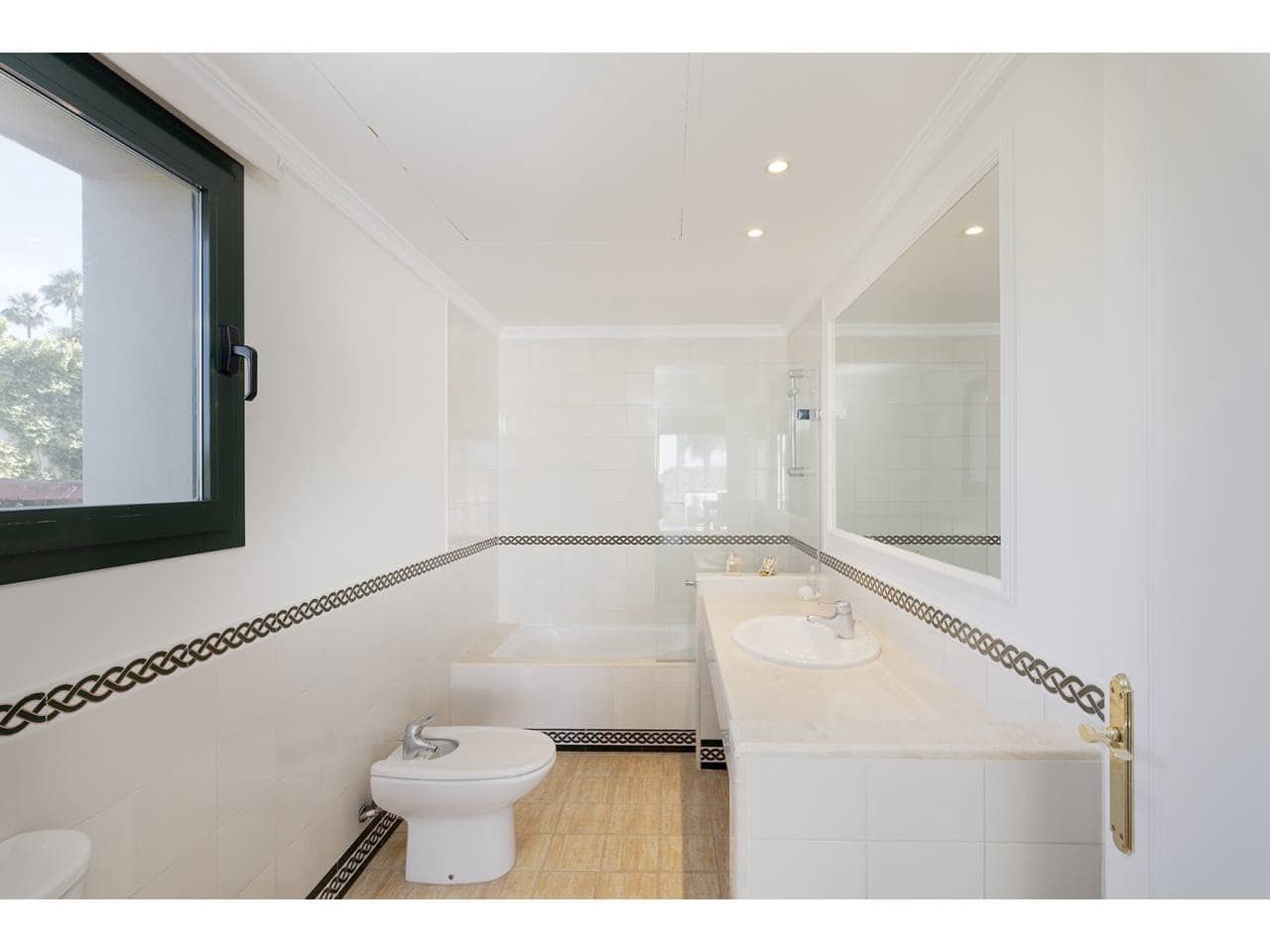 4 bedroom Villa for sale in Sotogrande with pool garage - € 1,698,000 (Ref: 9859020)