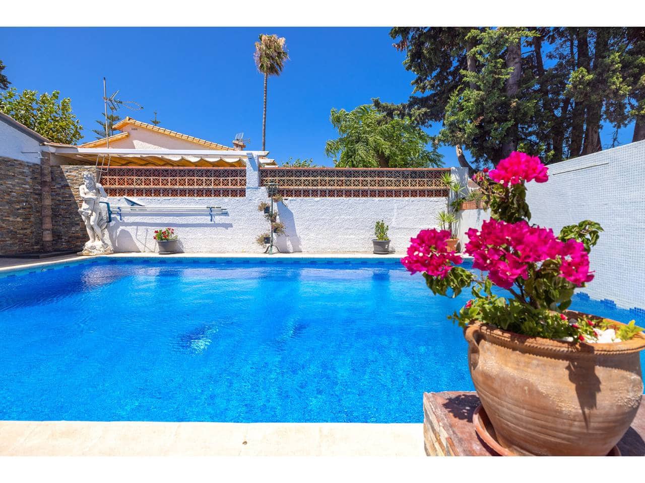 9 bedroom Villa for sale in Manilva with pool - € 1,250,000 (Ref: 9969117)