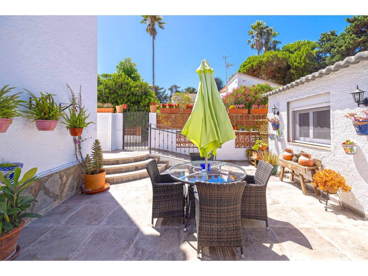 9 bedroom Villa for sale in Manilva with pool - € 1,250,000 (Ref: 9969117)