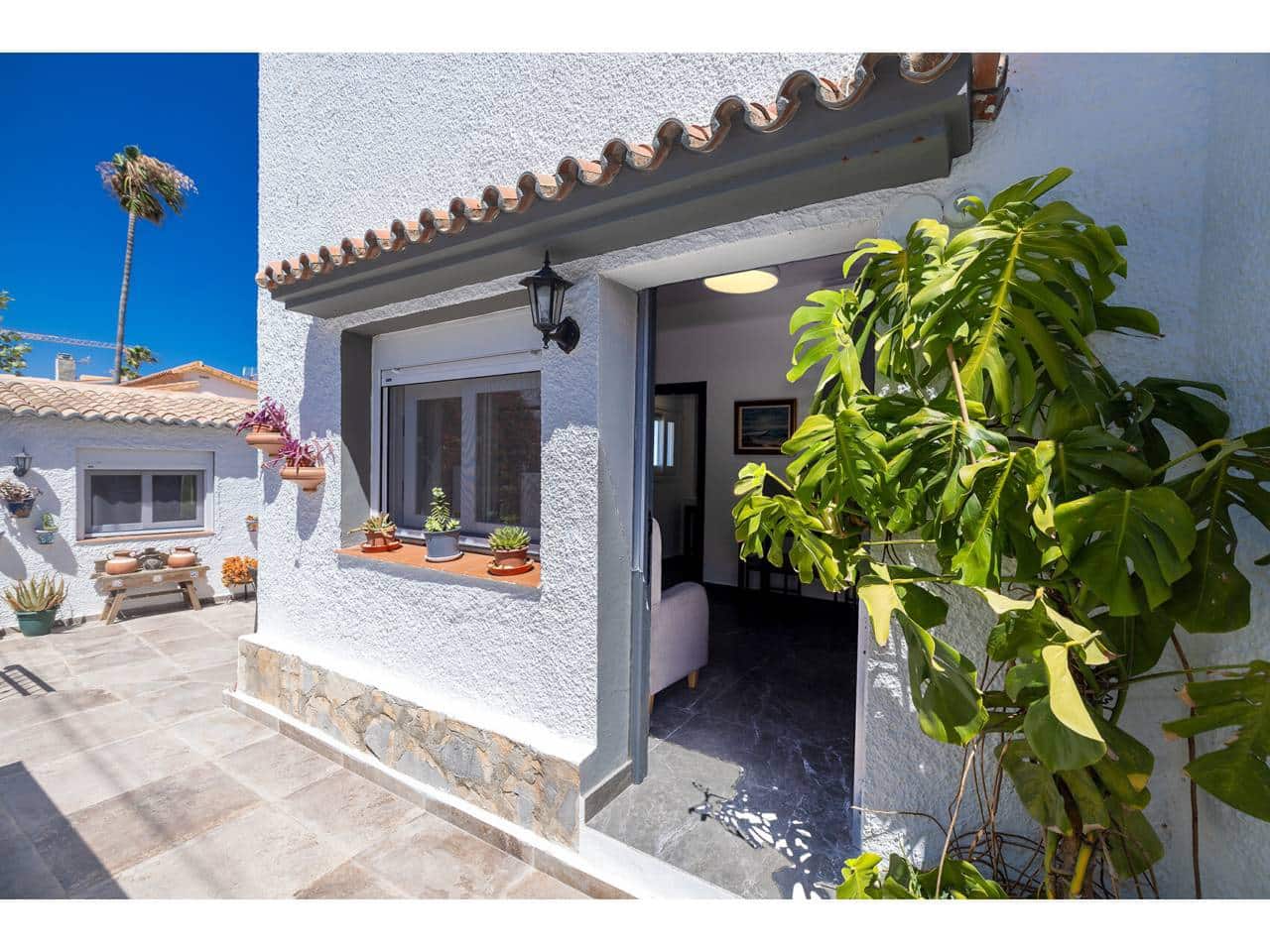 9 bedroom Villa for sale in Manilva with pool - € 1,250,000 (Ref: 9969117)