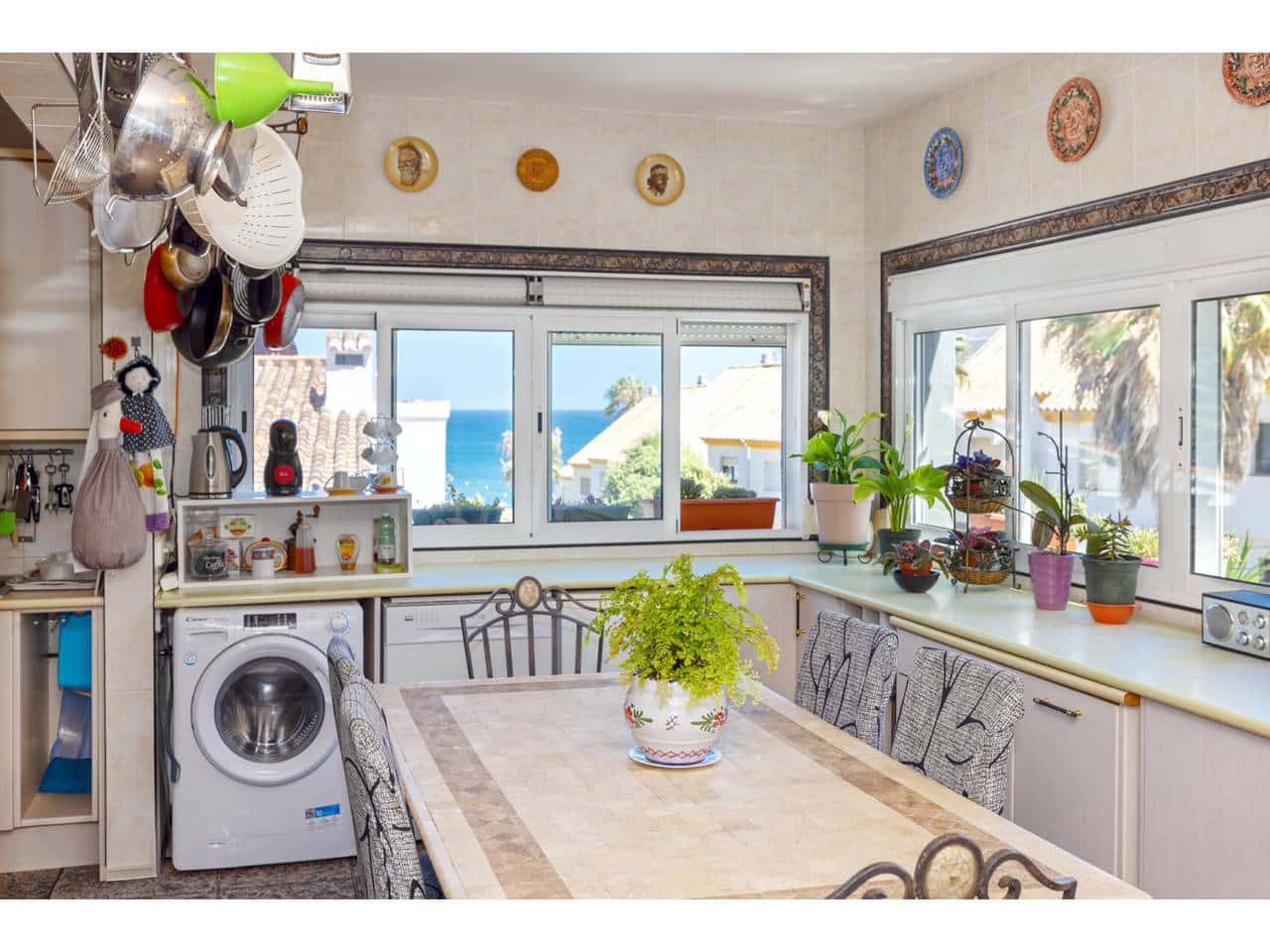 9 bedroom Villa for sale in Manilva with pool - € 1,250,000 (Ref: 9969117)