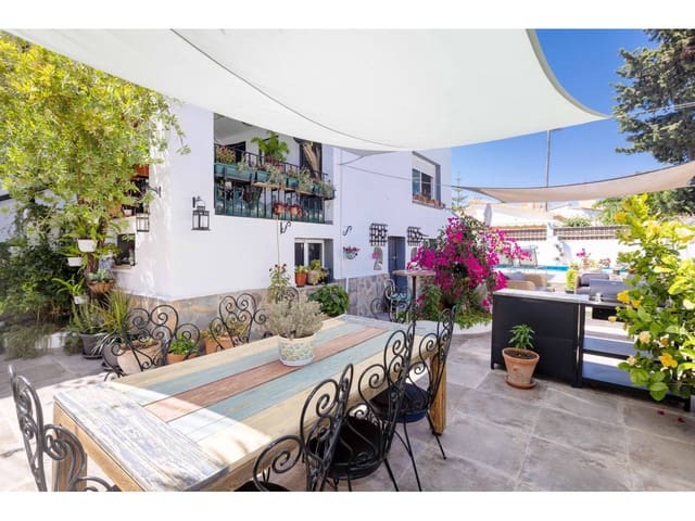 9 soverom Villa til salgs i Manilva med svømmebasseng - € 1 250 000 (Ref: 9969117)