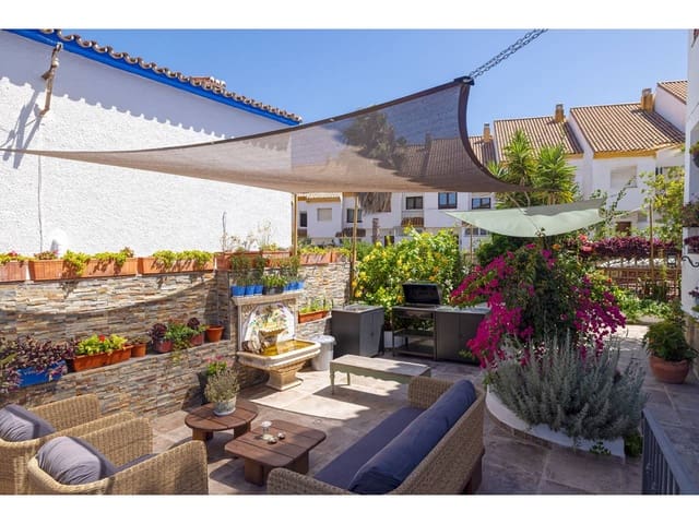 9 soverom Villa til salgs i Manilva med svømmebasseng - € 1 250 000 (Ref: 9969117)